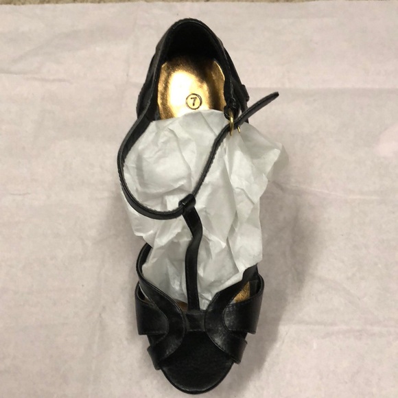 Strapping heels - Picture 2 of 3